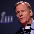 La NFL anunció una multa de 60 millones de dólares a Daniel Snyder, exdueño de los Washington Commanders. Esto tras confirmar una denuncia por acoso sexual así como la omisión de ingresos en la venta de entradas por más de una década.