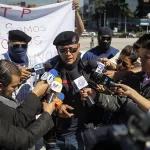 La Policía Nacional Civil (PNC) de El Salvador capturó a cuatro de sus agentes señalados de exigir dinero a ciudadanos a cambio de no detener a familiares. Así lo informó este viernes el ente de Seguridad.