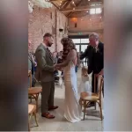 Este es el increíble momento en que la decidida Carrie Redhead se levantó de su silla de ruedas y caminó hacia el altar el día de su boda.