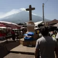 Guatemala maneja incendio en volcán de Agua sin ayuda internacional