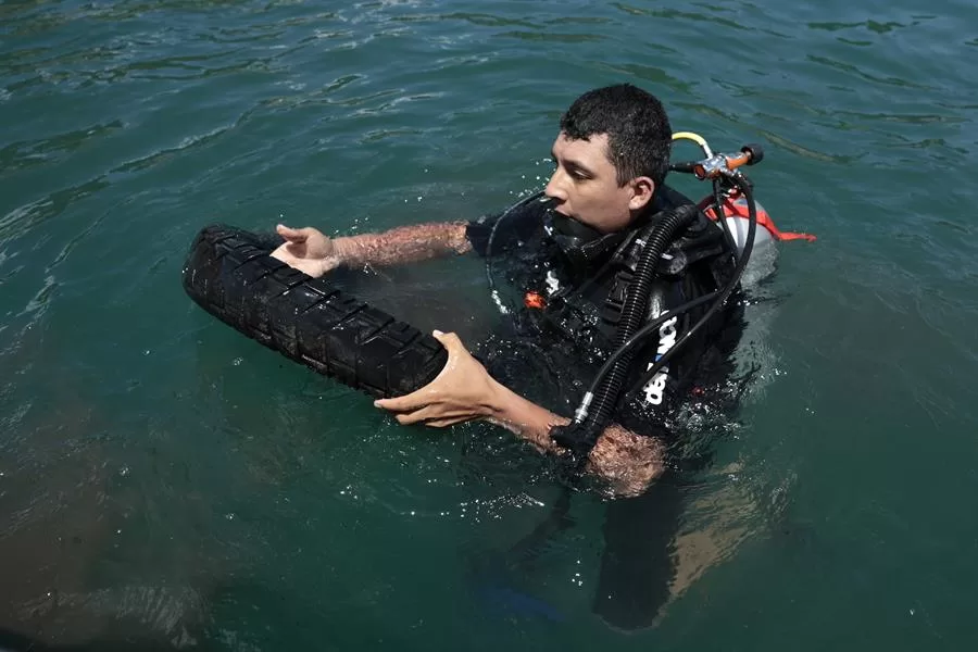 'Hombres rana' recuperan desechos en las profundidades del lago de Atitlán, el más icónico de Guatemala