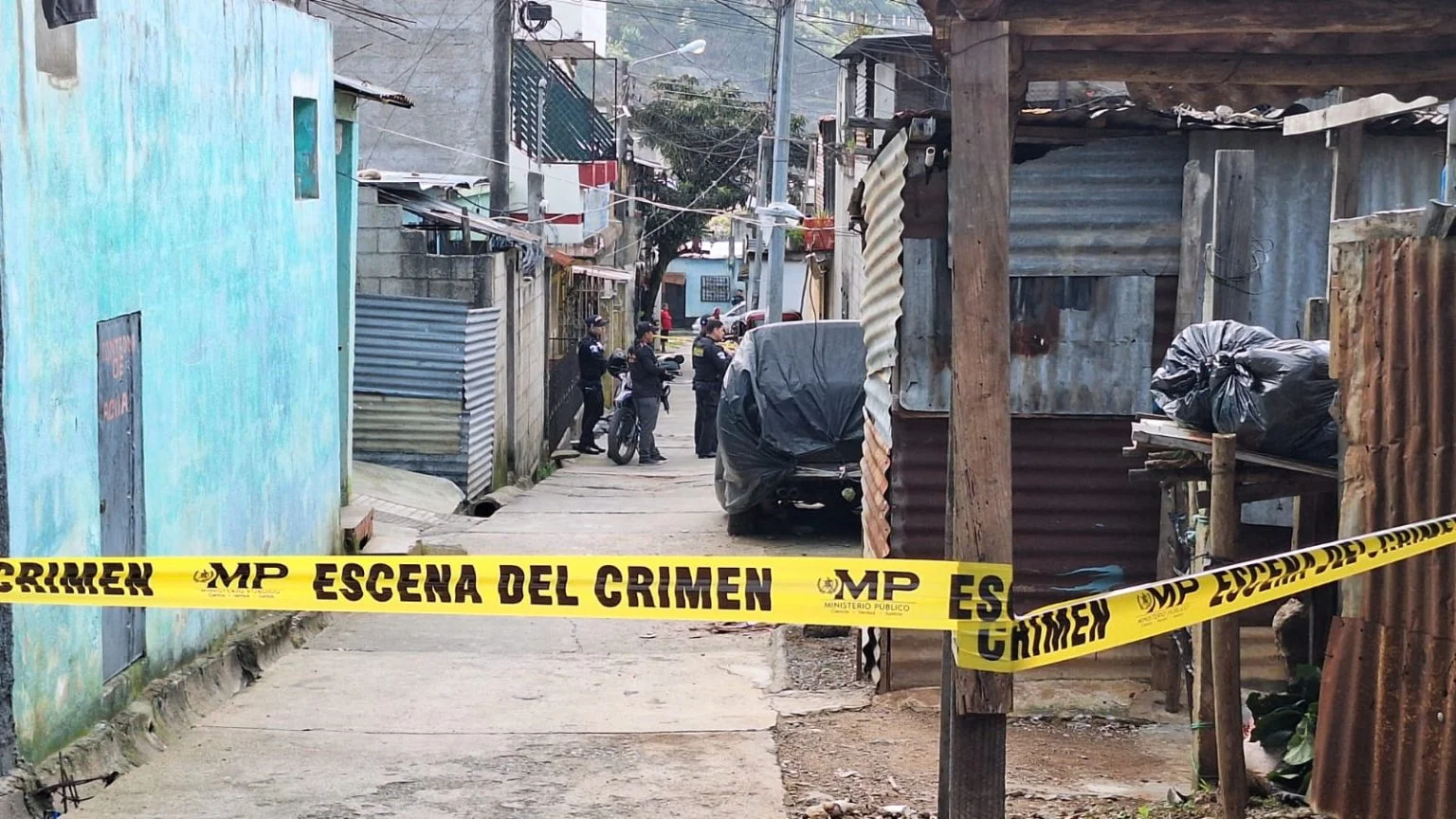 En los diferentes allanamientos que realizan las fuerza de seguridad en la colonia El Limón en la zona 18 capitalina, se han localizado más fosas comunes.