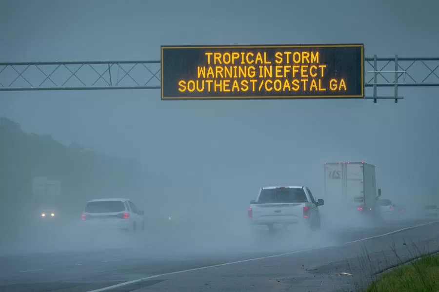 Debby se mantiene este martes como tormenta tropical y amenaza con fuertes vientos, lluvias, inundaciones y marejada ciclónica a comunidades en Georgia y Carolina del Sur en su paso por el sureste de EE.UU., según ha informado este martes el Centro Nacional de Huracanes (NHC, en inglés).