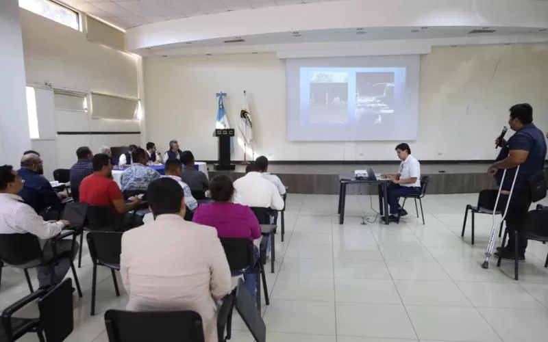 Autoridades del Ministerio de Comunicaciones, Infraestructura y Vivienda (CIV) escucharon las peticiones de lo que necesitan pobladores de la Nueva Concepción, Escuintla, tras el desborde del río Coyolate.
