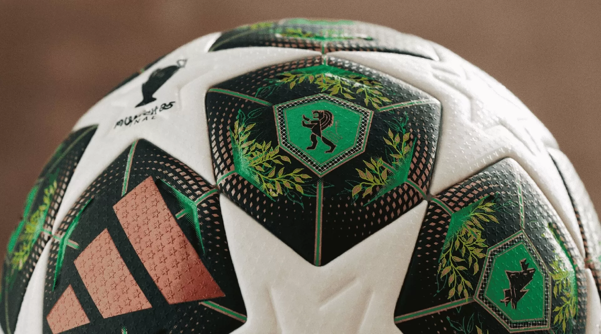 Adidas reveló este lunes la pelota oficial con el que se jugará la fase eliminatoria de la Champions League 2024-2025, que comienza este martes con los 'playoffs'.