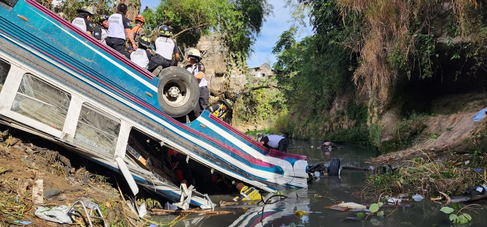 Bus accidentado bajo el puente Belice tenía seguro vigente contra accidentes