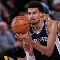 Víctor Wembanyama, baja el resto de la temporada NBA por una trombosis venosa. Solo en un 10 % de los casos ocurren en la parte alta de un brazo.