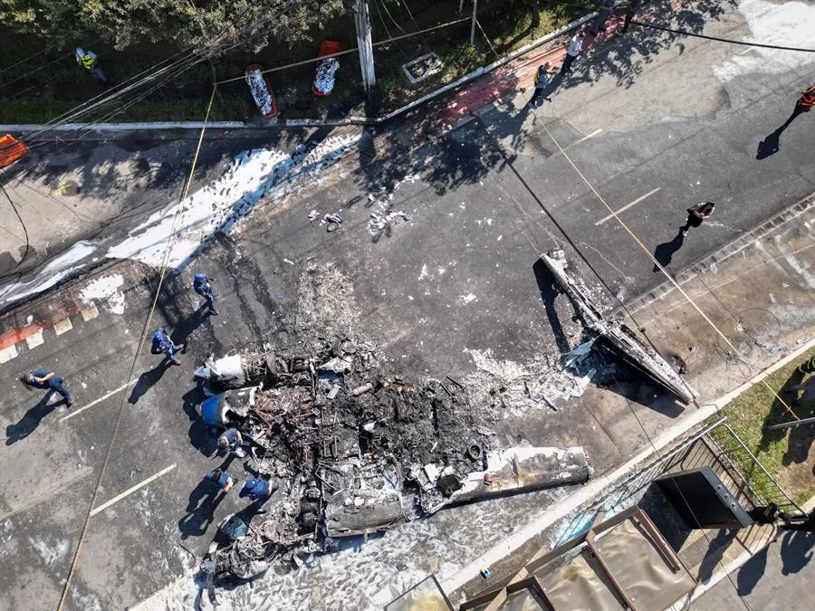 Dos personas murieron en la mañana de este viernes después de que una avioneta se desplomara sobre una ajetreada avenida de la ciudad brasileña de São Paulo, informó el Cuerpo de Bomberos local.