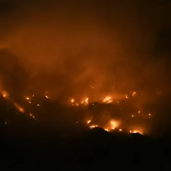 Las acciones para controlar el incendio en el vertedero AMSA en Villa Nueva, Guatemala, continúan por parte de las autoridades. 