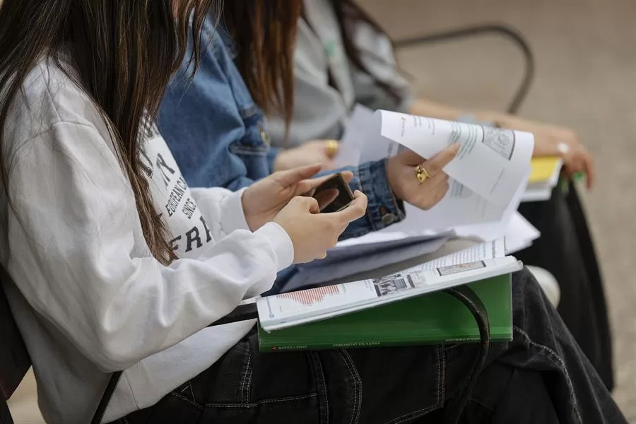 Reducir el uso del celular a menos de dos horas al día mejora la salud mental, concluye un estudio de la Universidad del Danubio de Krems (cerca de Viena).