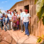 Familias guatemaltecas reciben viviendas gracias a McDonald’s y TECHO