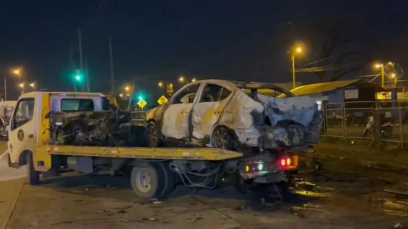 Un guardia penitenciario ha muerto y dos personas quedaron heridas, después de que detonaran dos carros bomba en la madrugada, en Ecuador.