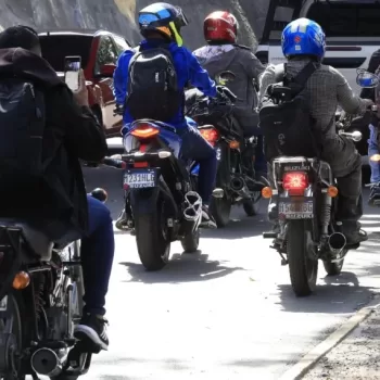 Motociclistas también deberán contratar seguro obligatorio contra terceros y ocupantes