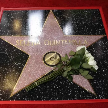 Este jueves, la Junta de Indultos y Libertad Condicional de Texas negó la solicitud de Yolanda Saldívar para obtener libertad adelantada. La mujer, condenada a cadena perpetua por el asesinato de la cantante Selena Quintanilla, no podrá solicitar la libertad condicional nuevamente hasta dentro de cinco años. La Junta explicó que Saldívar sigue siendo un peligro para la sociedad debido a la "naturaleza del delito". Según el organismo, su comportamiento agresivo, sumado a la brutalidad y violencia del crimen, demuestra que Saldívar desprecia la vida y la seguridad de los demás. El asesinato de Selena Quintanilla El crimen ocurrió el 31 de marzo de 1995 en Corpus Christi, Texas. Yolanda Saldívar, amiga y manager de Selena, disparó y mató a la cantante, lo que llevó a su condena a cadena perpetua en octubre de 1995. Tras cumplir 30 años de condena, Saldívar solicitó la libertad adelantada. La ley de Estados Unidos permite esta opción después de tres décadas en prisión. Sin embargo, la Junta rechazó su solicitud debido a los factores mencionados. Reacciones de la familia Quintanilla La familia Quintanilla, junto a Chris Pérez, el viudo de Selena, expresó su satisfacción por la decisión. Suzette Quintanilla, hermana de Selena, compartió su gratitud en Instagram. A pesar de que nada devolverá a Selena, destacó que la decisión "refuerza que la justicia está del lado de Selena". El mensaje continuó resaltando el legado de Selena como un símbolo de amor, música e inspiración, recordando que su voz y espíritu siguen influyendo a generaciones de fans alrededor del mundo.
