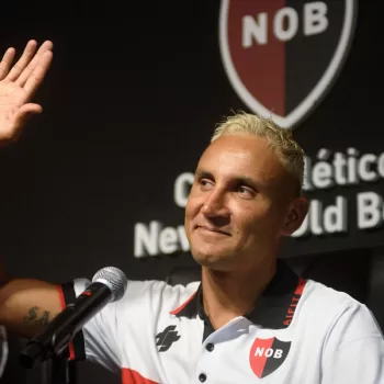 Keylor Navas, portero costarricense de Newell´s Old Boys, declaró, en una entrevista en el programa "El Larguero" de la Cadena Ser, que, tras la lesión de Ter Stegen, el Barsa contactó con él y lo vio "como un halago", al tiempo que admitió que si hubiese sido el Madrid quien le llama hubiese ido "nadando".