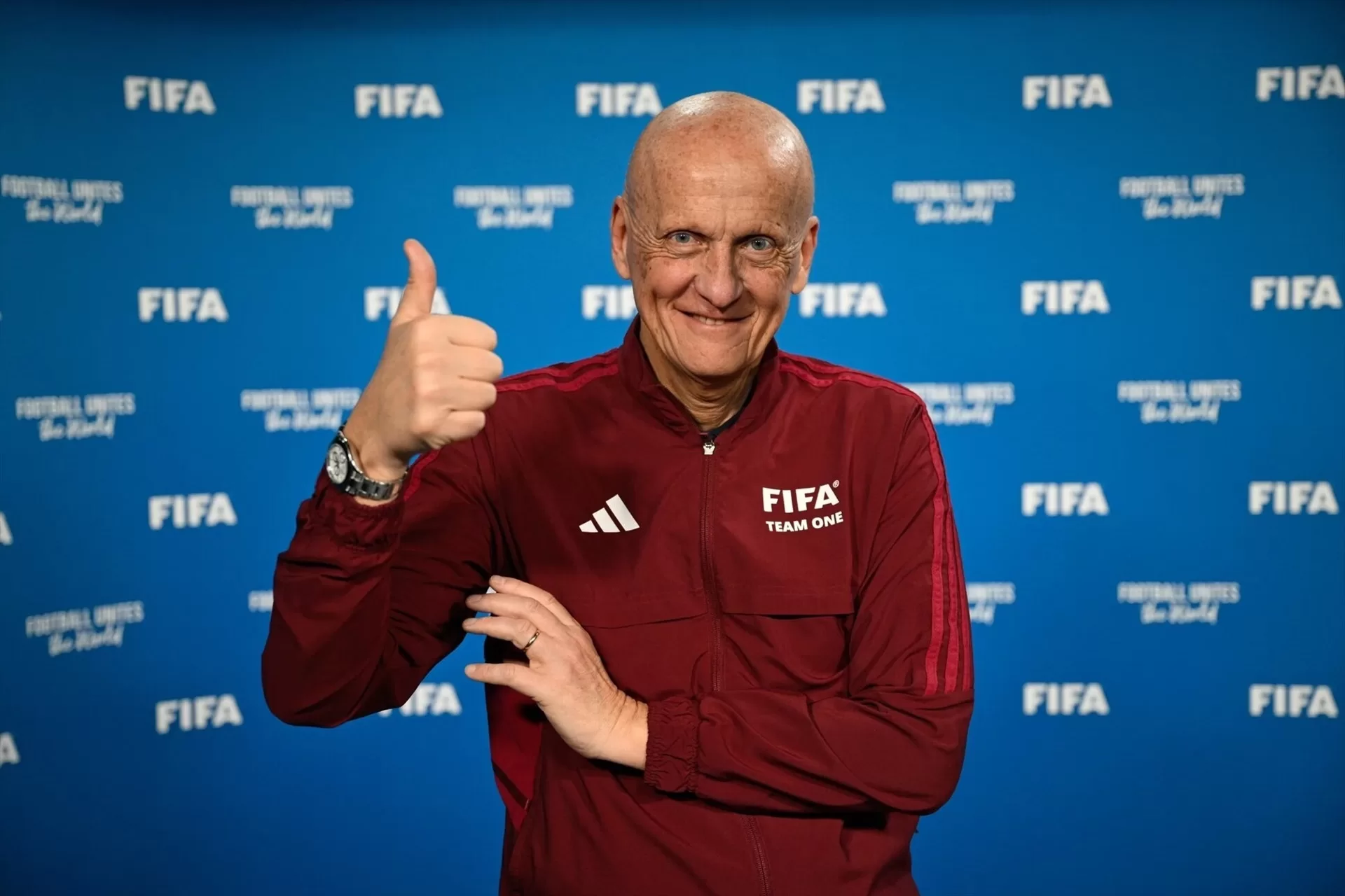 Los árbitros que dirigirán en el Mundial de Clubes llevarán cámaras corporales como una de las novedades que se pondrán a prueba, según un comunicado de la FIFA. El Mundial de Clubes se celebrará en Estados Unidos del 14 de junio al 13 de julio.