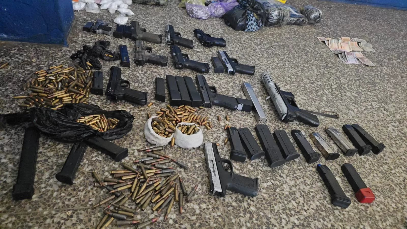 Incautan arsenal y dispositivos tras requisa en Pavón