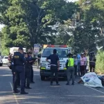 Dos mujeres que se conducían en una motocicleta murieron en un accidente de tránsito en el kilómetro 147.5 de la ruta CA-2, jurisdicción de San Antonio, Suchitepéquez.