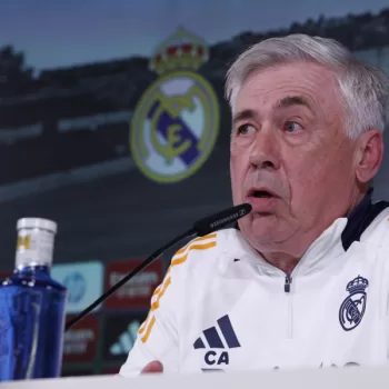 El italiano Carlo Ancelotti, entrenador del Real Madrid, habló por primera vez tras oficializarse el lunes que el 26 de mayo arrancará una nueva etapa como seleccionador de Brasil. Sobre eso aseguró que supone “un reto importante” por el que está "muy feliz". Sin embargo, insistió en que está centrado en "acabar bien" en el conjunto blanco.