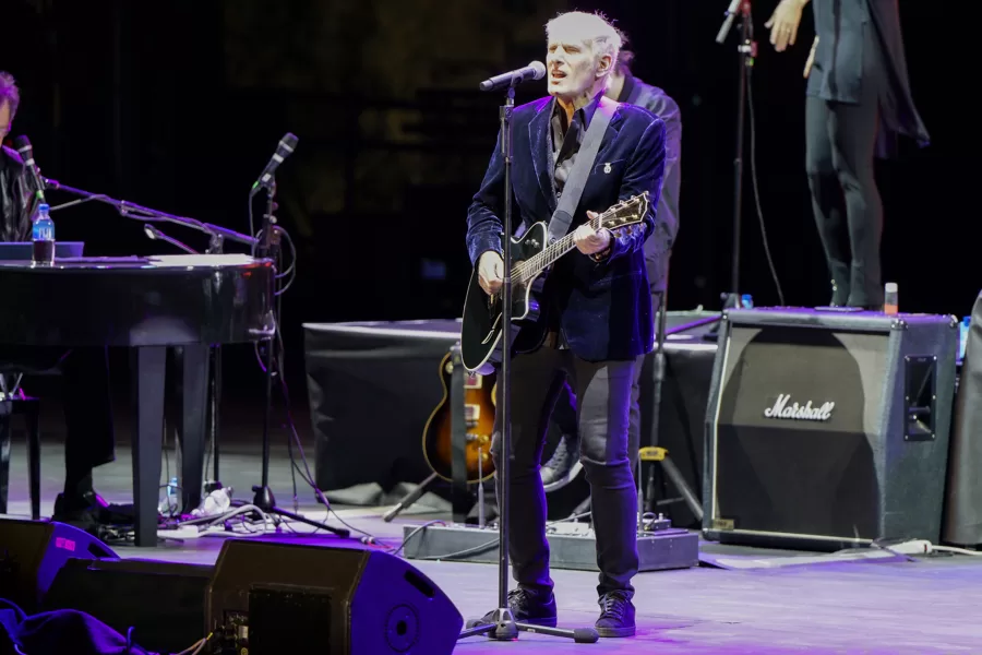 El cantante estadounidense Michael Bolton se sinceró por primera vez sobre su lucha contra el cáncer cerebral, asegurando que "sucumbir al desafío no es una opción", en una entrevista con la revista People.