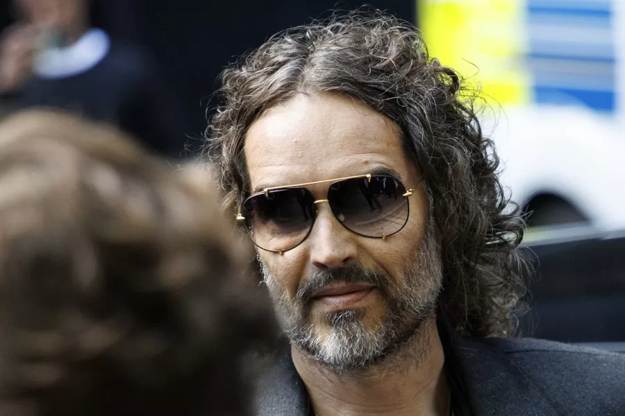 El actor y comediante británico Russell Brand se declaró este viernes "no culpable" de los cinco cargos por delitos de agresión sexual y violación de los que le acusan cuatro mujeres en el Reino Unido.