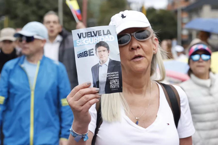 El senador y precandidato presidencial colombiano Miguel Uribe Turbay continúa en "estado crítico" después de sufrir un atentado.