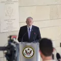 La Embajada de Estados Unidos en Israel lanzó un aviso "urgente" para abrir un proceso de inscripción con vistas a evacuar a ciudadanos estadounidenses, después de que hace ya varios días desaconsejase los viajes a territorio israelí por el constante cruce de ataques con Irán.