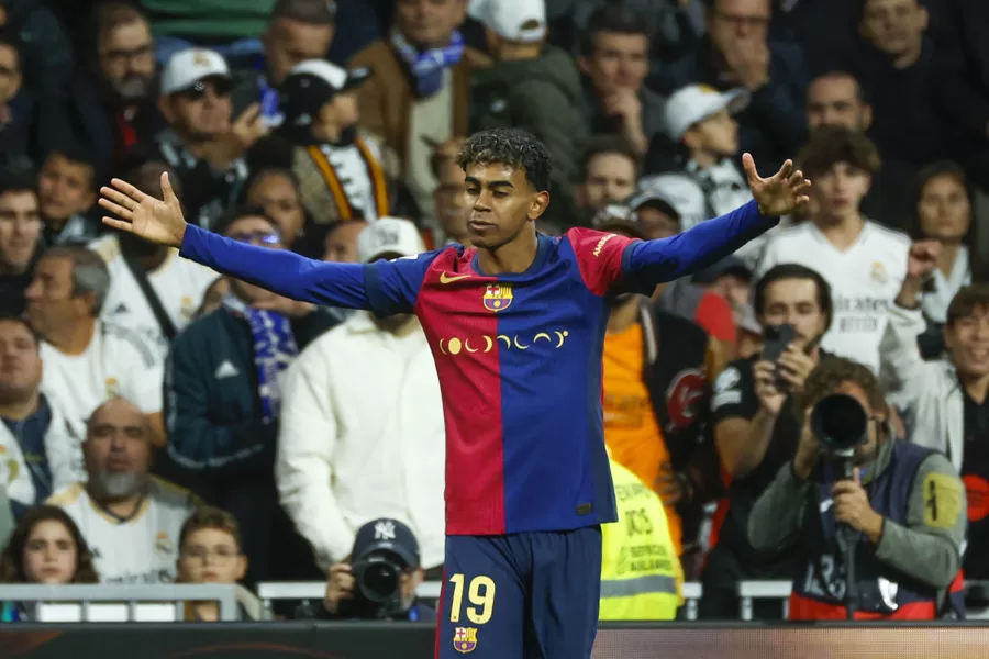 El menor de edad identificado cuando lenzaba insultos racistas al extremo del FC Barcelona Lamine Yamal durante el Clásico ante el Real Madrid en el Santiago Bernabéu tendrá que hacer 30 horas de tareas socioeducativas. Además, no podrá entrar a estadios de fútbol durante un espacio de un año, según informó LaLiga este martes.