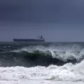 El ciclón Erick, un huracán de categoría tres en la escala de Saffir-Simpson, tocó tierra por la mañana en el estado de Oaxaca, sur de México. Así lo informó el Servicio Meteorológico Nacional (SMN).