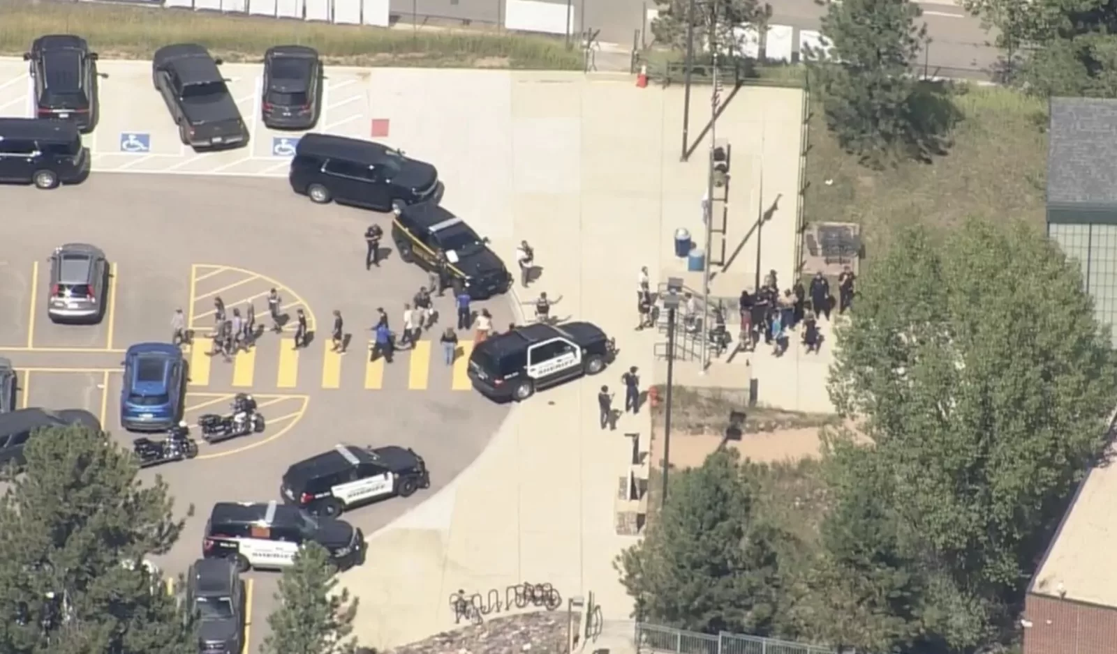 Tres adolescentes resultaron heridos tras un ataque armado en una preparatoria de Denver, Colorado. Las autoridades del área siguen investigando los motivos del suceso.