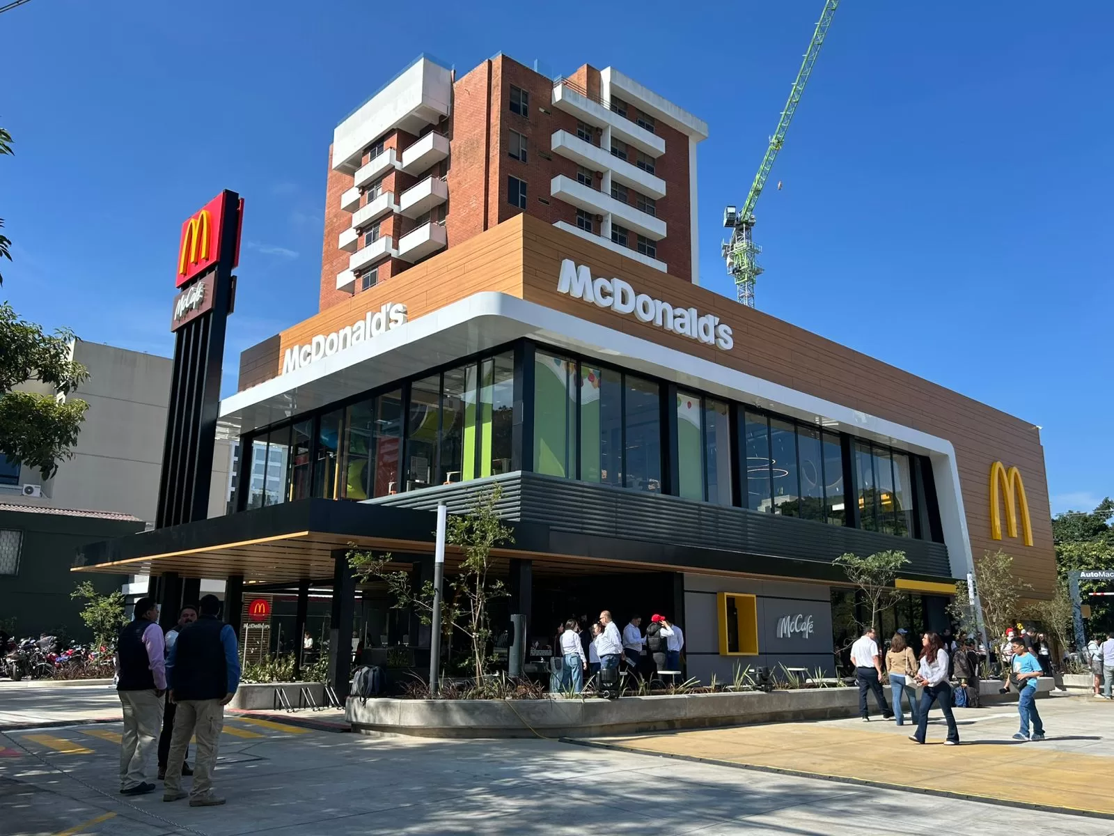McDonald's inaugura su restaurante más innovador: Paseo Zona 13 en  Guatemala | Empresarial, image size:1600x1200