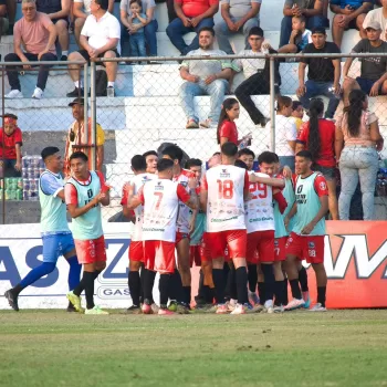 Fajardo brilla y Mictlán sorprende a Municipal en el debut del Clausura
