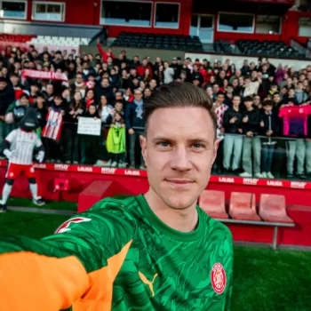 El portero alemán Marc-André ter Stegen aseguró en su presentación oficial en el Girona FC, que llega a Montilivi "con la intención y las ganas de jugar y competir".